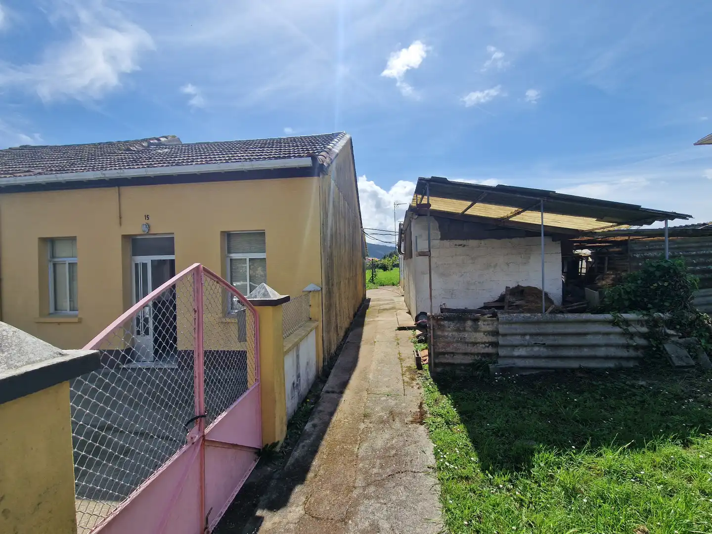Vista exterior de Casa o xalet en venda en Narón amb Calefacció, Jardí privat i Traster