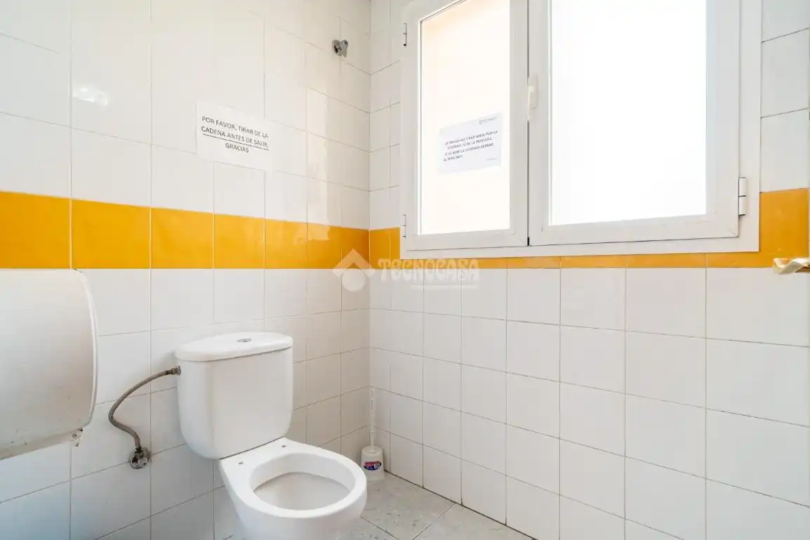 Bany de Edifici en venda en Granada