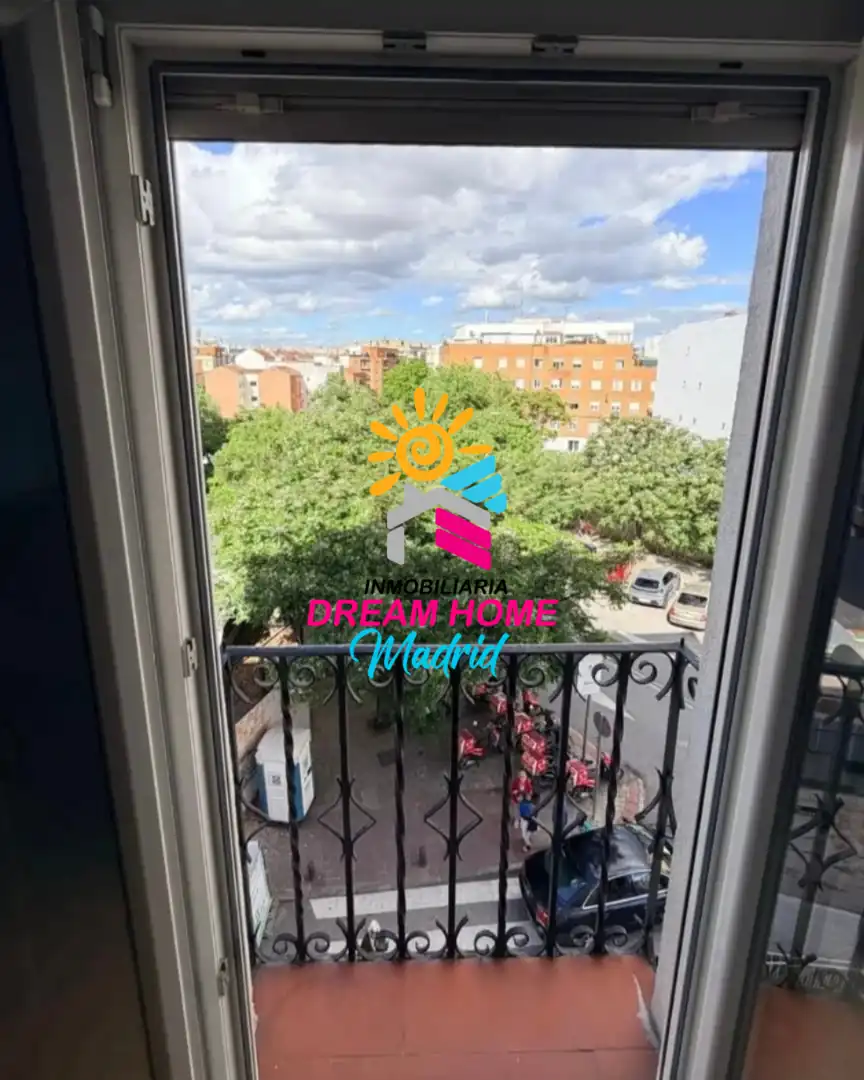 Vista exterior de Piso en venta en Madrid con Balcón