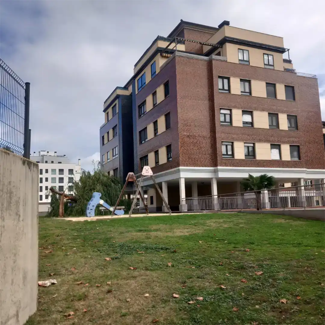 Vista exterior de Pis de lloguer en Ávila amb Jardí privat, Parquet i Piscina