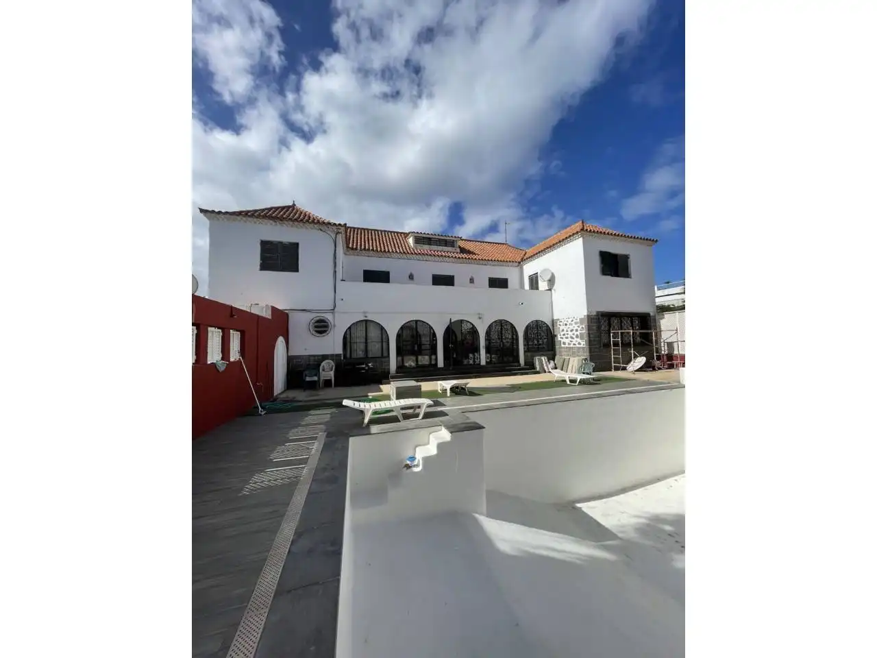 Vista exterior de Casa o chalet en venta en Las Palmas de Gran Canaria con Jardín privado, Terraza y Piscina