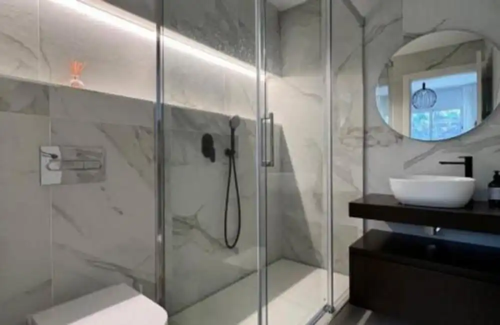 Baño de Ático de alquiler en Marbella con Aire acondicionado, Terraza y Piscina