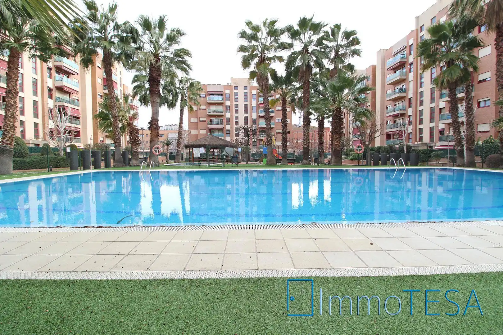 Schwimmbecken von Wohnung zum Verkauf in Barberà del Vallès mit Klimaanlage, Heizung und Parkett