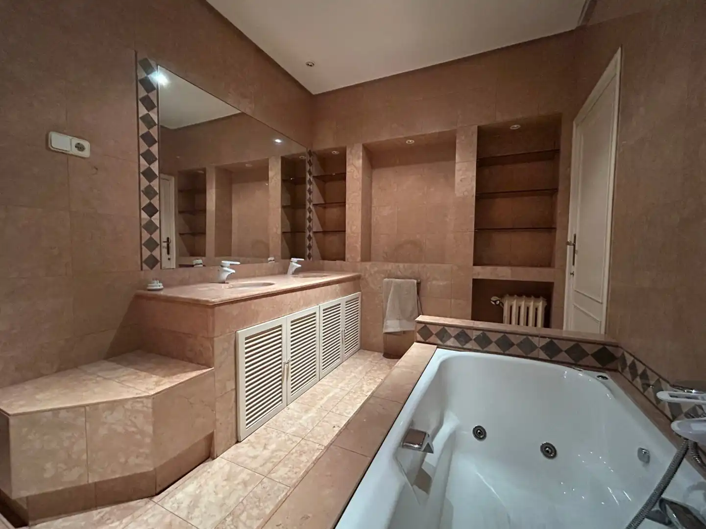 Baño de Piso en venta en Madrid con Calefacción, Parquet y Trastero