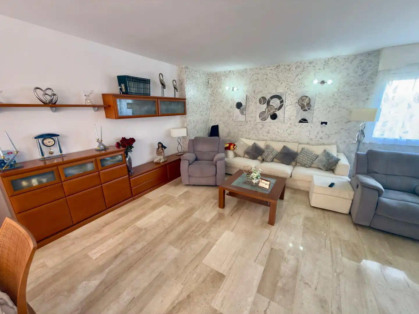 Sala d'estar de Casa o xalet en venda en Sant Boi de Llobregat amb Calefacció, Jardí privat i Parquet