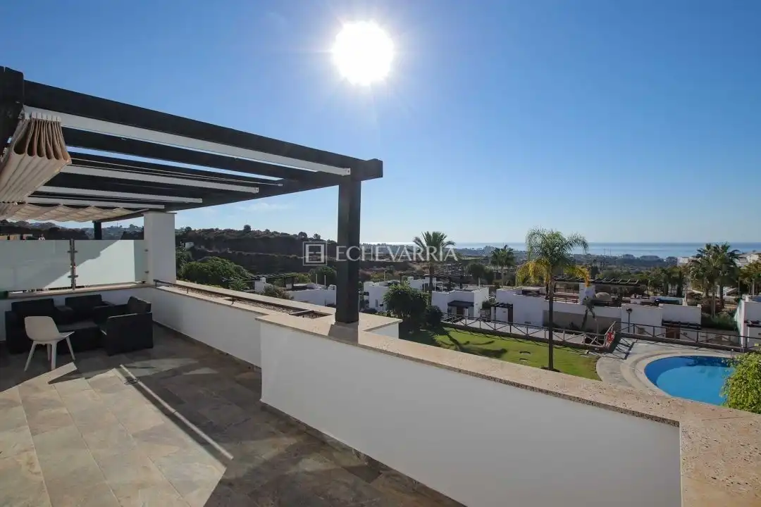 Vista exterior de Casa adosada en venda en Marbella amb Aire condicionat, Calefacció i Jardí privat