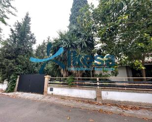 Vista exterior de Casa o xalet en venda en Espartinas amb Jardí privat, Terrassa i Piscina