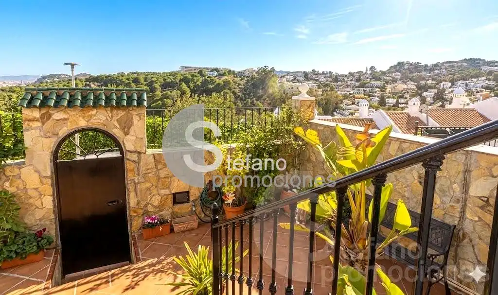 Vista exterior de Casa adosada en venda en Málaga amb Aire condicionat, Terrassa i Traster