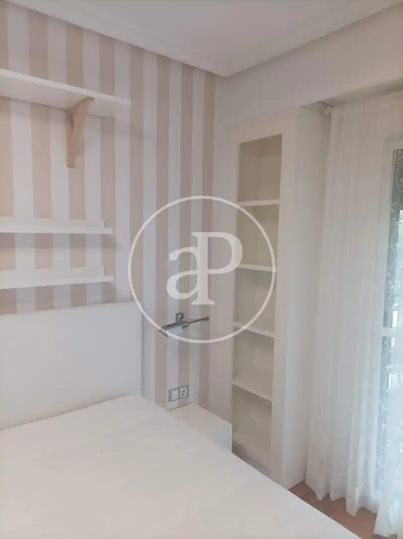 Schlafzimmer von Wohnung zur Miete in Valencia mit Klimaanlage, Möbliert und Balkon