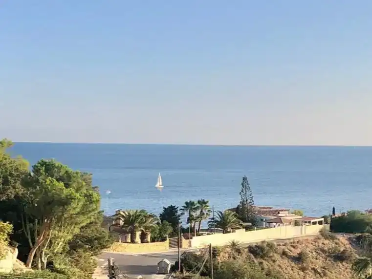 Vista exterior de Pis en venda en El Campello amb Aire condicionat, Jardí privat i Piscina
