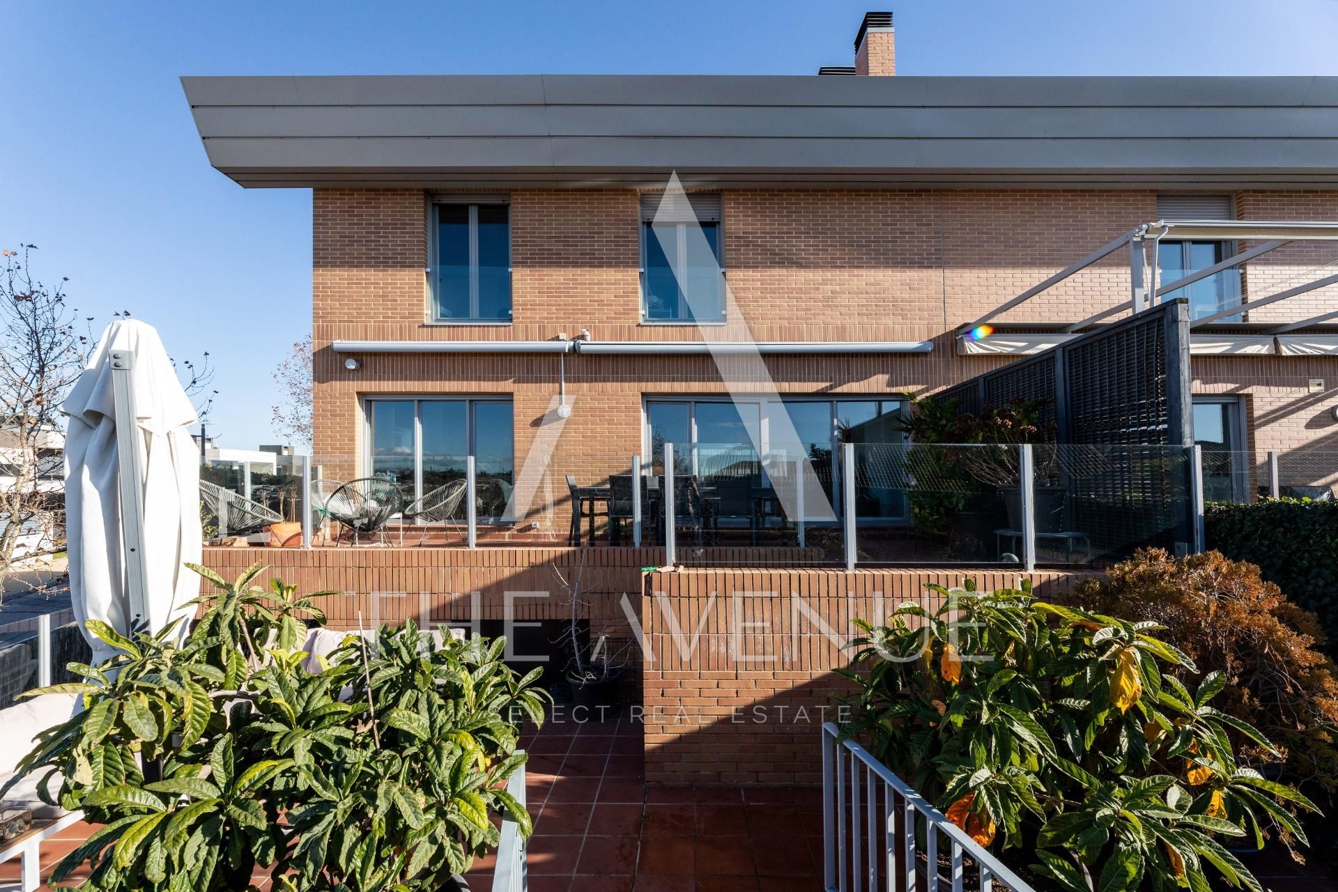 Exterior view of Single-family semi-detached for sale in Boadilla del Monte  with Air Conditioner, Heating and Private garden