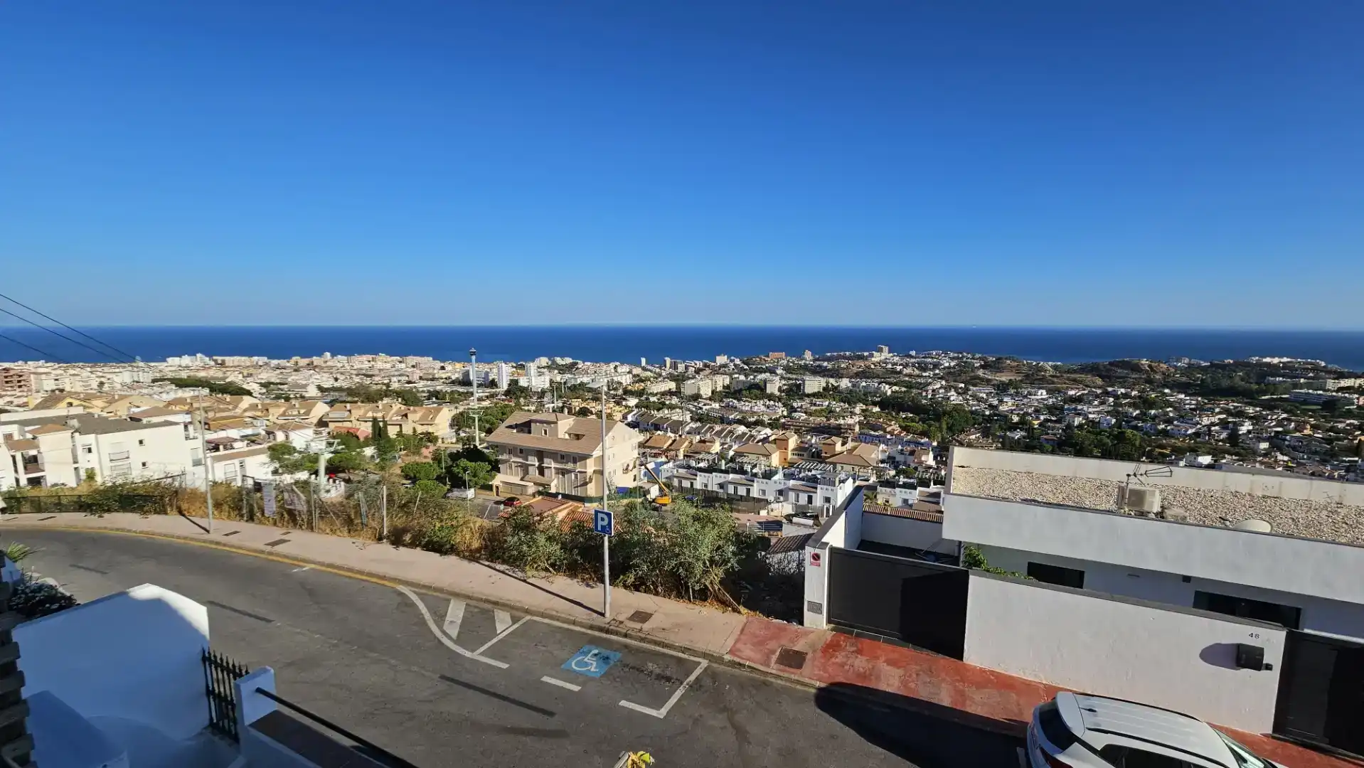 Vista exterior de Casa adosada en venda en Benalmádena amb Aire condicionat, Piscina i Balcó