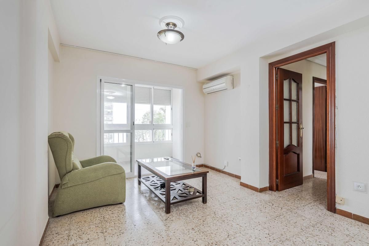 Sala d'estar de Pis en venda en  Sevilla Capital amb Aire condicionat, Calefacció i Jardí privat