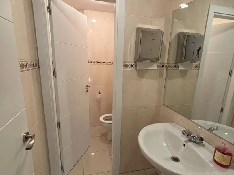 Badezimmer von Büro zum Verkauf in Ciudad Lineal