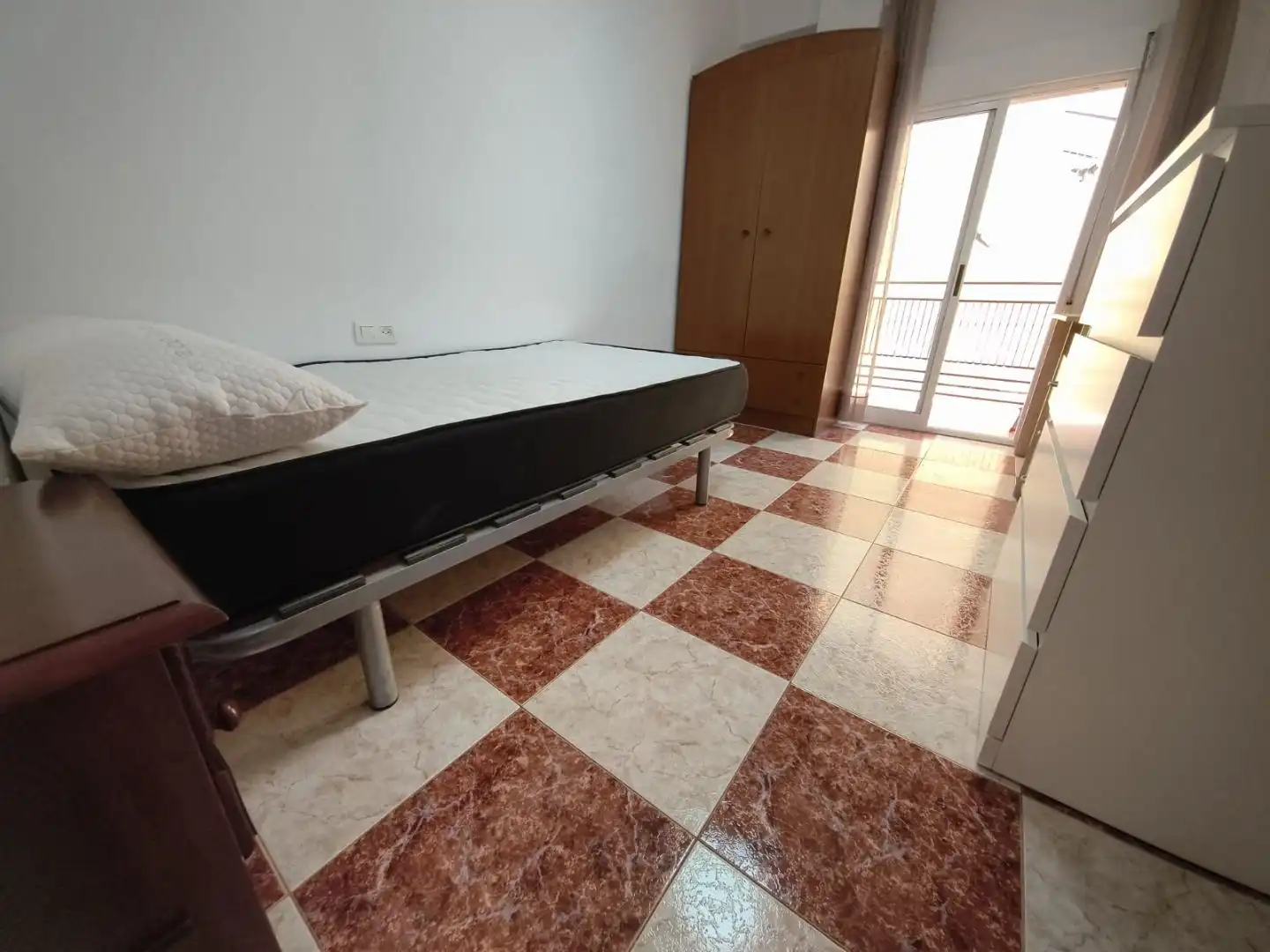 Habitación de Piso de alquiler en  Granada Capital con Terraza y Balcón