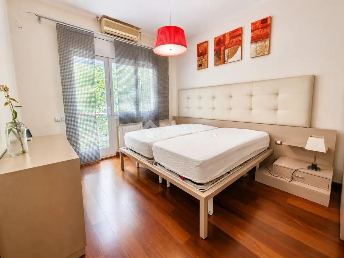 Habitación de Piso en venta en Barcelona con Parquet y Balcón