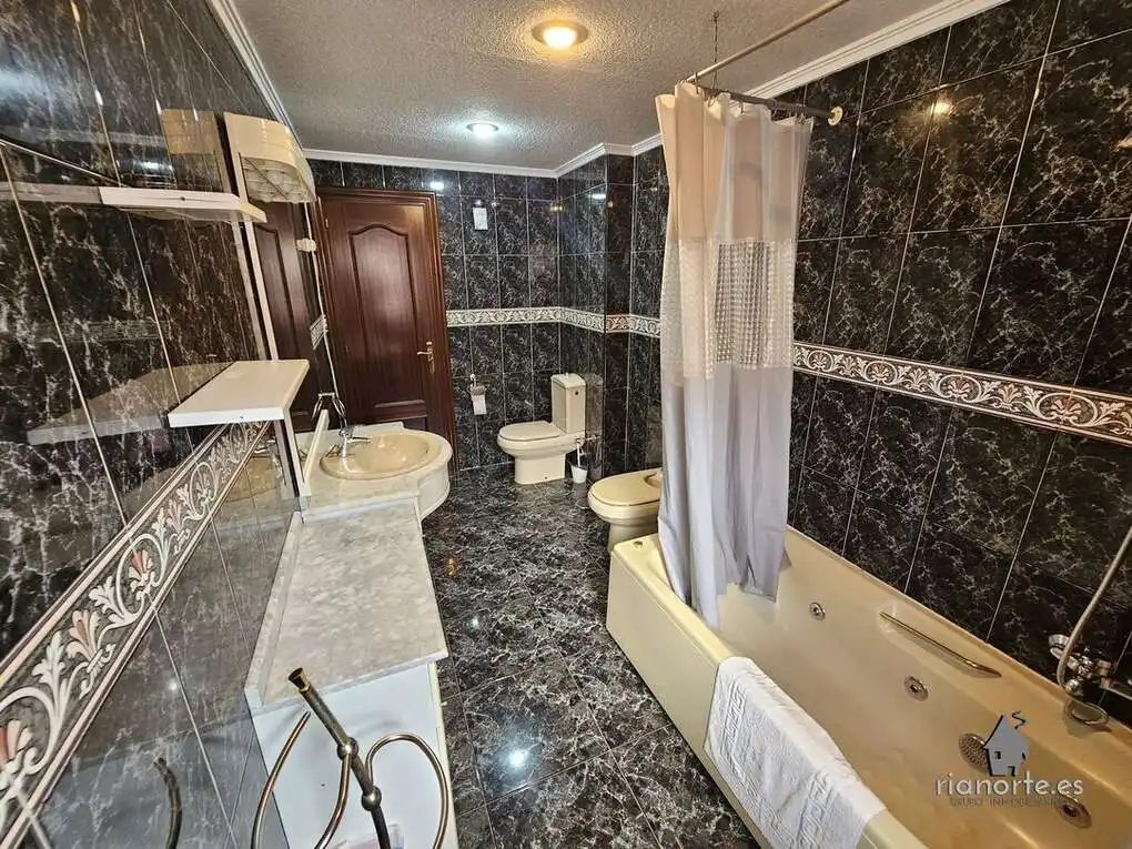 Bathroom of Flat for rent in Avilés  with Heating and Terrace