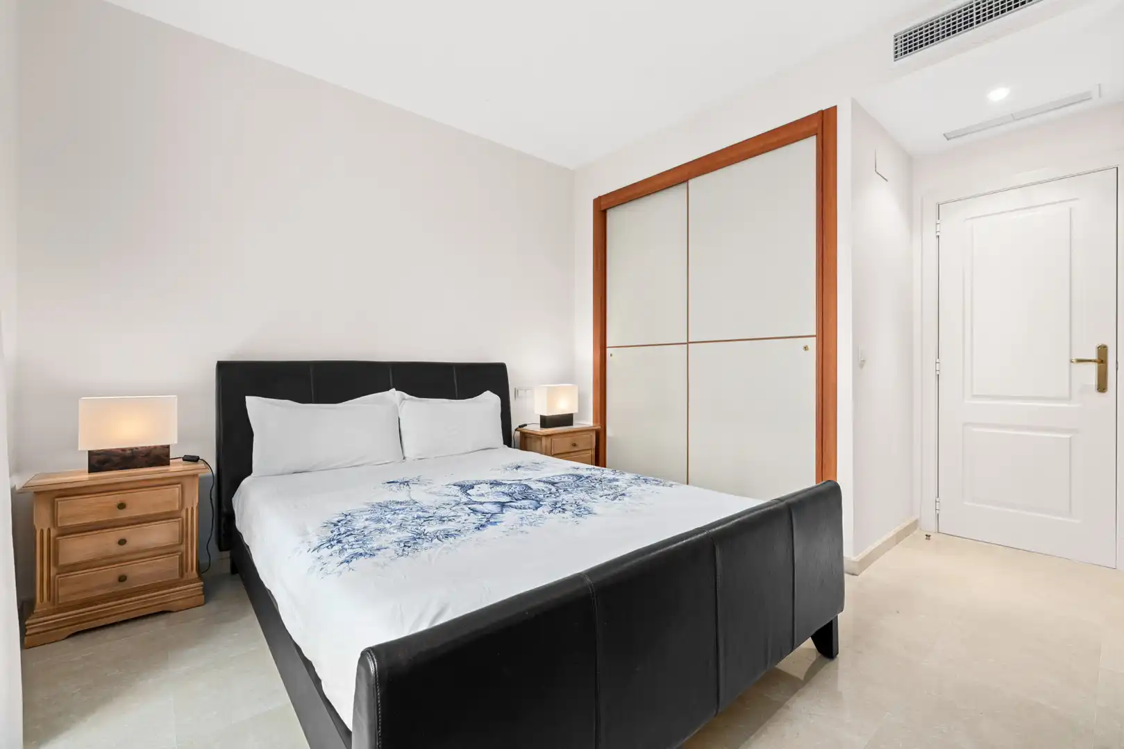 Schlafzimmer von Erdgeschoss zum Verkauf in Benahavís mit Klimaanlage, Terrasse und Abstellraum