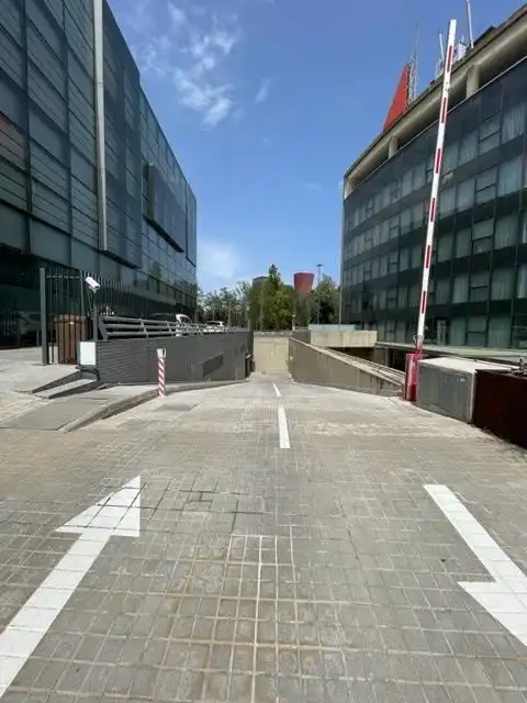 Aparcament de Oficina de lloguer en L'Hospitalet de Llobregat amb Aire condicionat, Calefacció i Terrassa