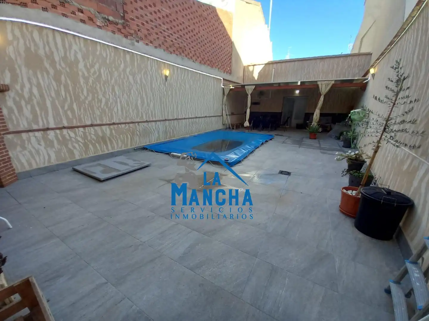 Piscina de Casa o xalet en venda en Madrigueras amb Piscina i Moblat