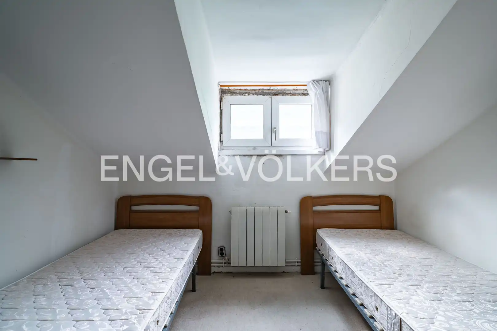Schlafzimmer von Dachboden zum Verkauf in Santander mit Heizung