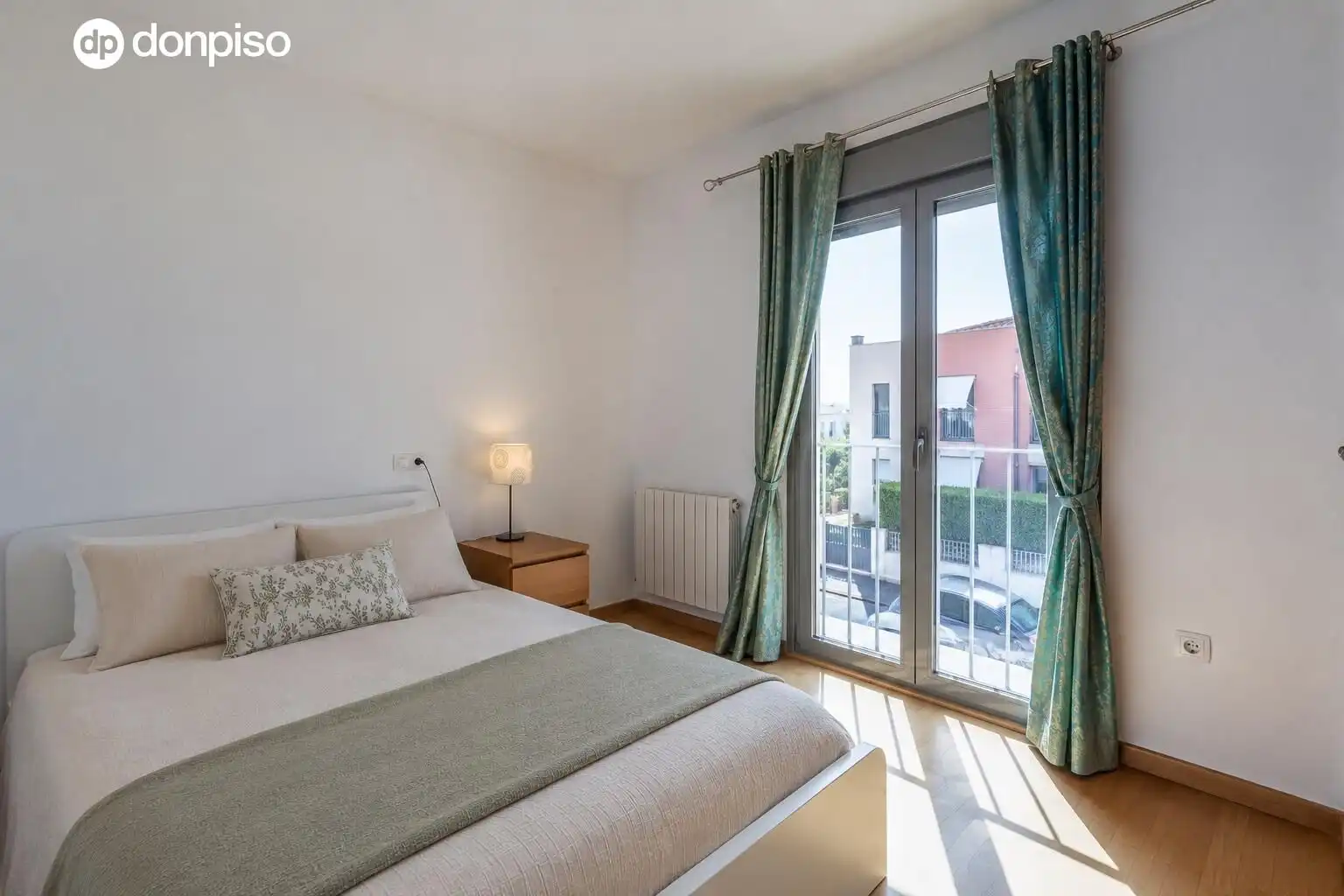 Habitación de Casa adosada en venta en Jun con Calefacción, Terraza y Trastero