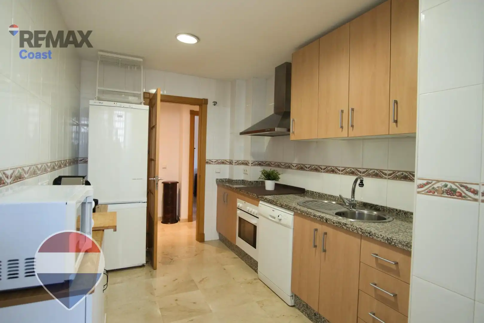 Küche von Wohnung zum Verkauf in Benalmádena mit Klimaanlage, Privatgarten und Gemeinschaftspool