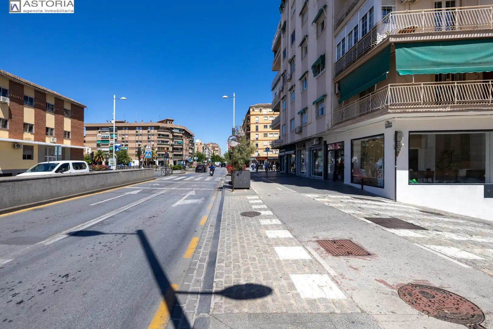 Local comercial en venta en Calle Calle Abderrahmán 11, imagen 2