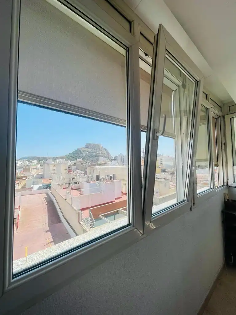 Dachboden zur Miete in Carrer de Pablo Iglesias, Mercado