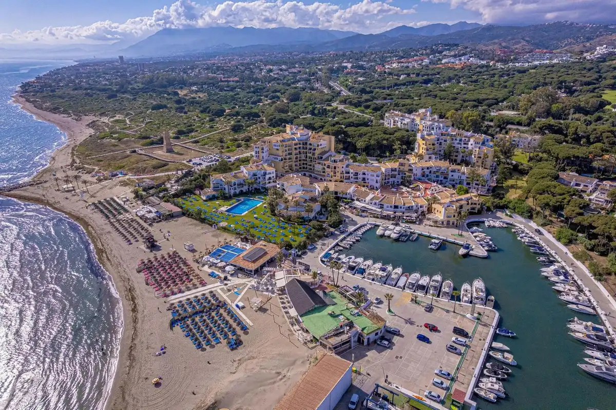 Vista exterior de Ático en venta en Marbella con Aire acondicionado, Amueblado y Piscina comunitaria