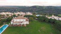 Vista exterior de Casa o xalet en venda en Sotogrande amb Aire condicionat, Terrassa i Piscina