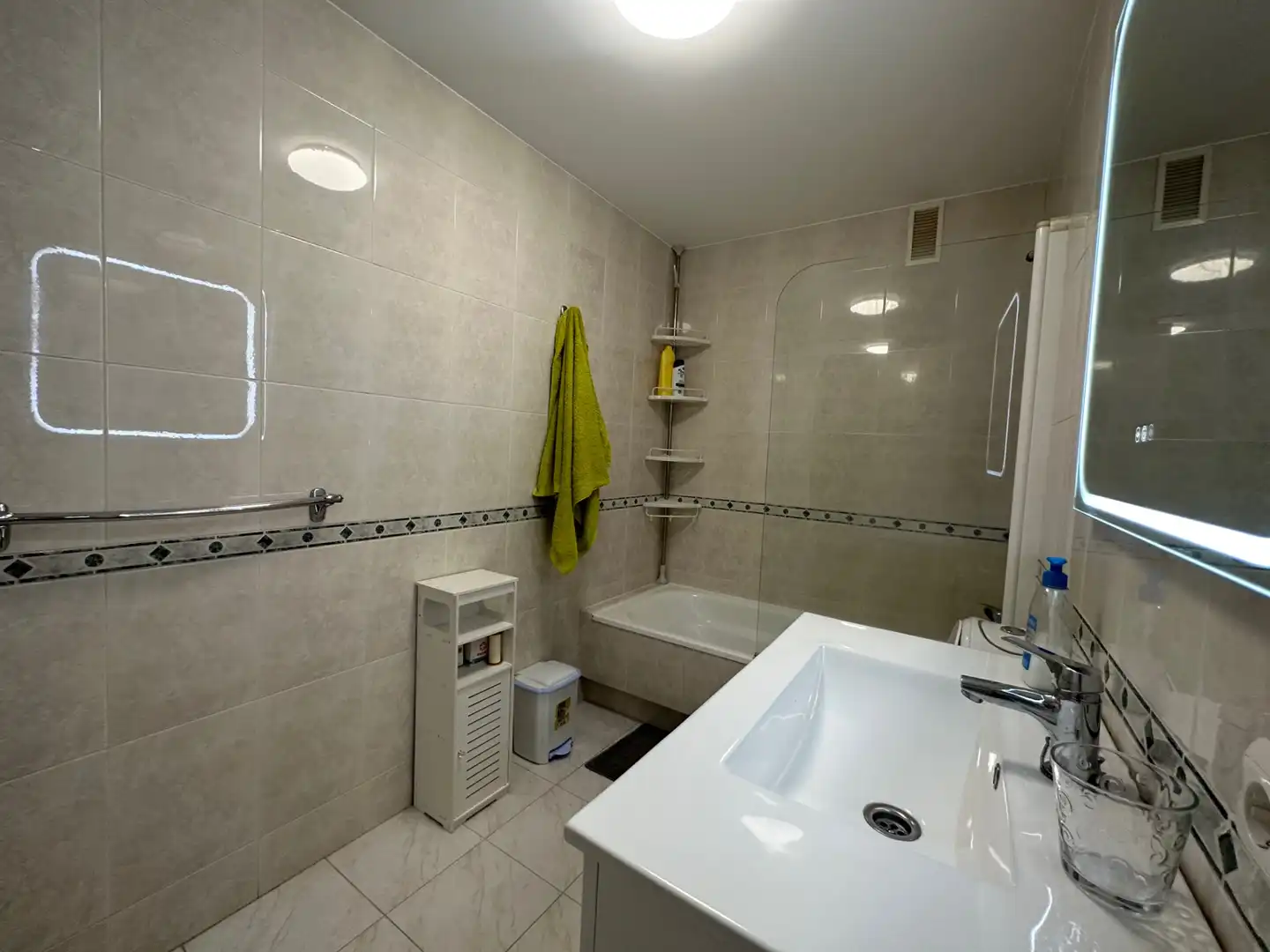 Bathroom of Flat for rent in Santiago de Compostela   with Heating, Parquet flooring and Furnished