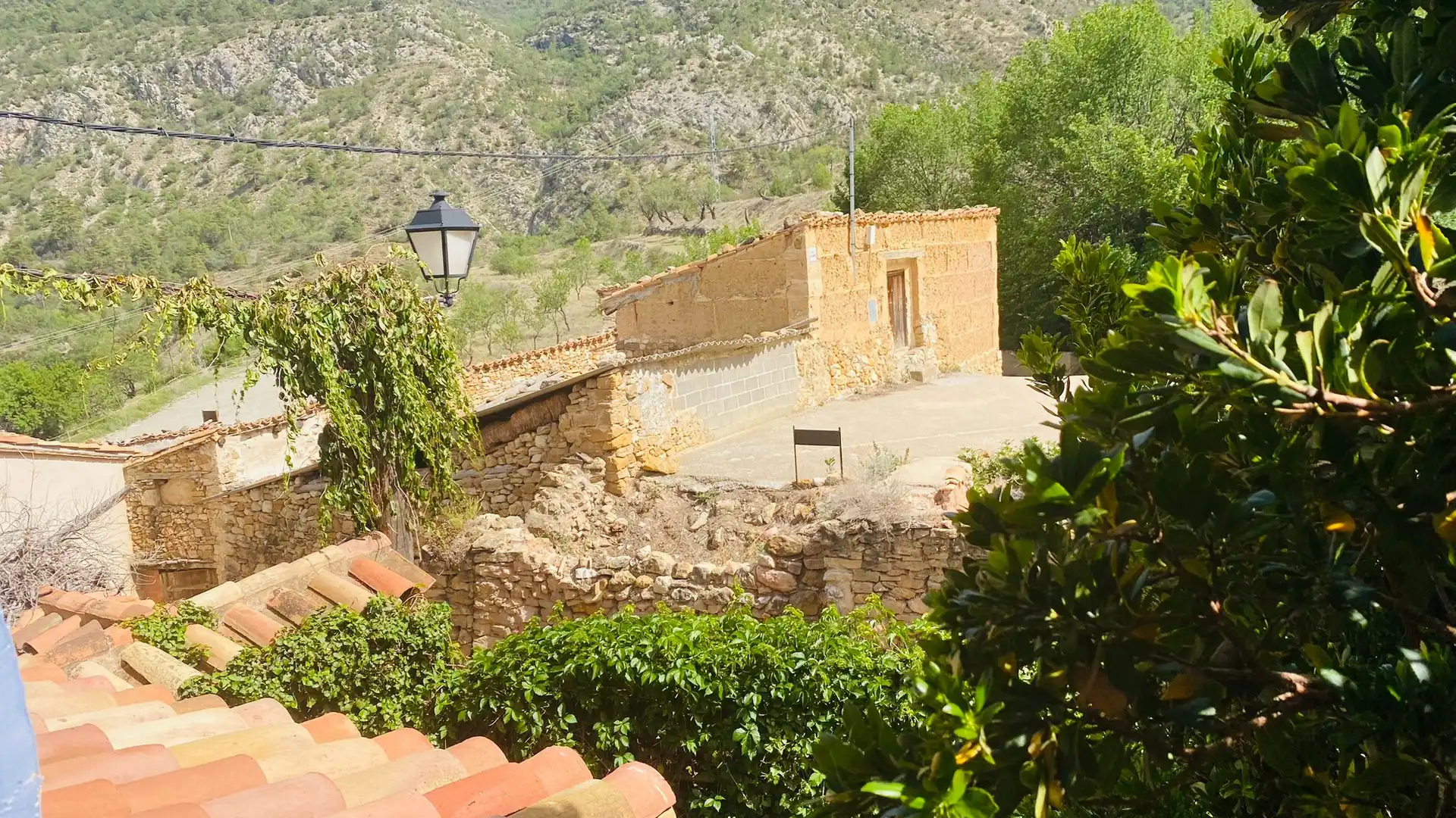 Vista exterior de Casa o xalet en venda en Villarluengo amb Calefacció, Jardí privat i Terrassa