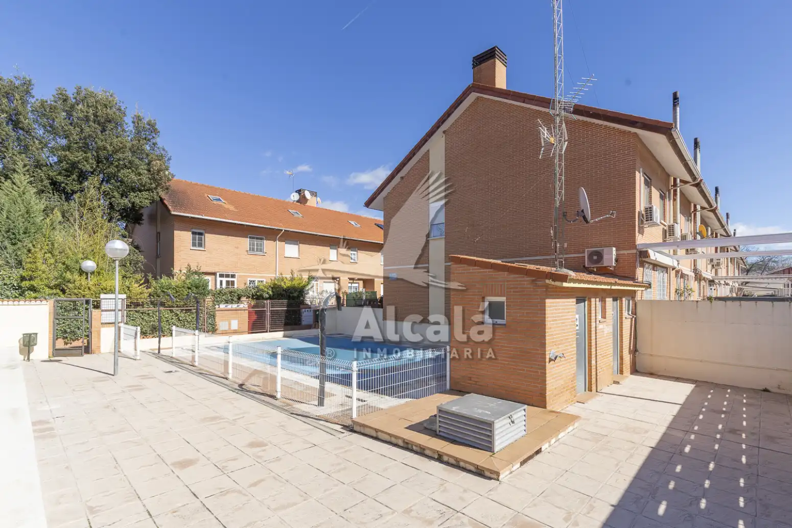 Außenansicht von Einfamilien-Reihenhaus zum Verkauf in Alcalá de Henares mit Heizung, Parkett und Schwimmbad
