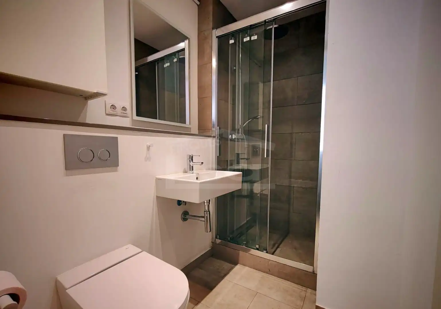 Badezimmer von Dachboden zum Verkauf in Barcelona mit Klimaanlage, Heizung und Parkett