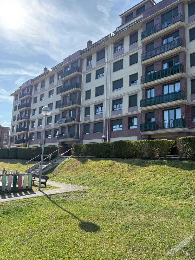 Vista exterior de Pis de lloguer en Santander amb Calefacció, Terrassa i Moblat