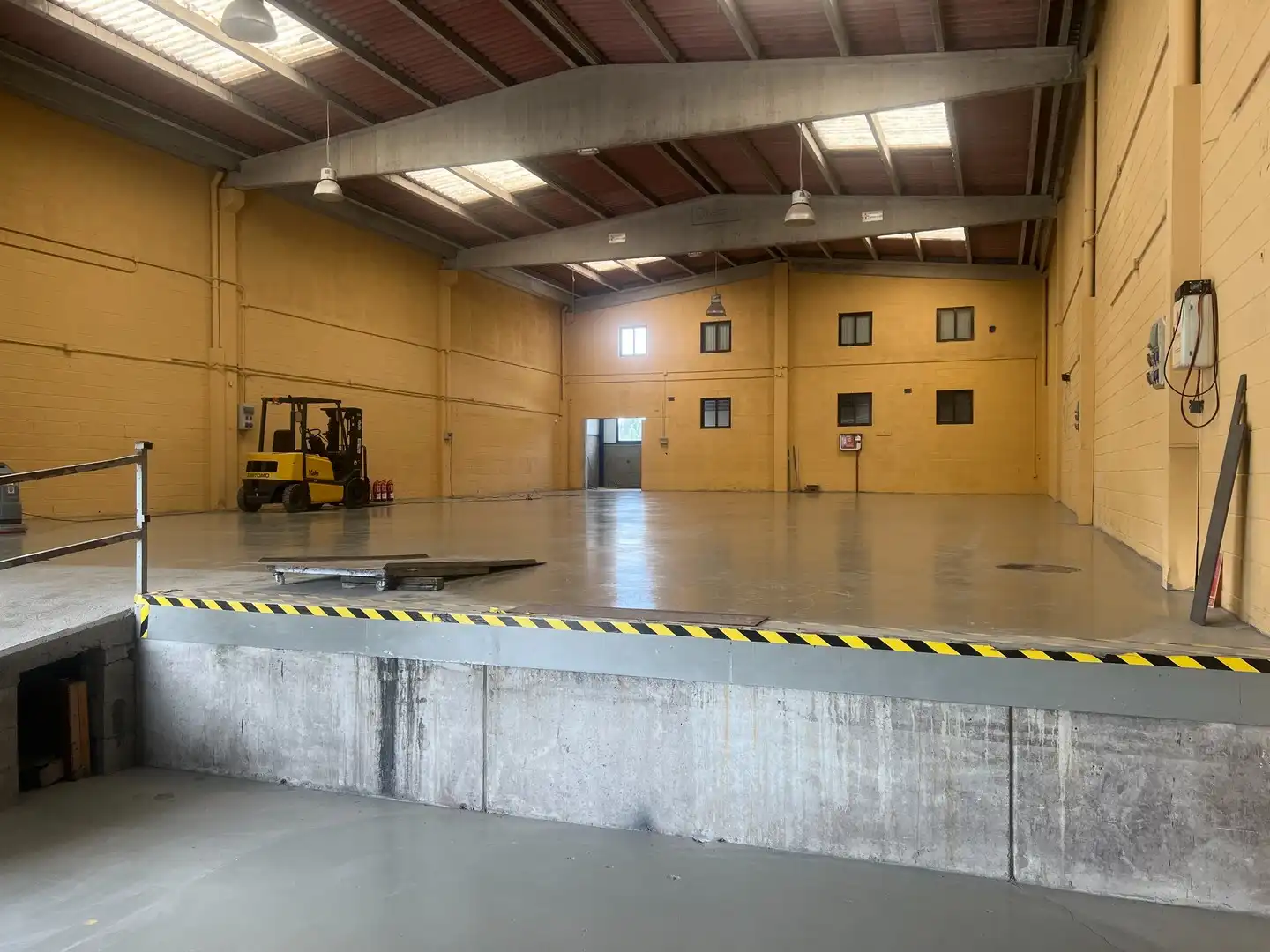 Nau industrial de lloguer en Ames amb Alarma