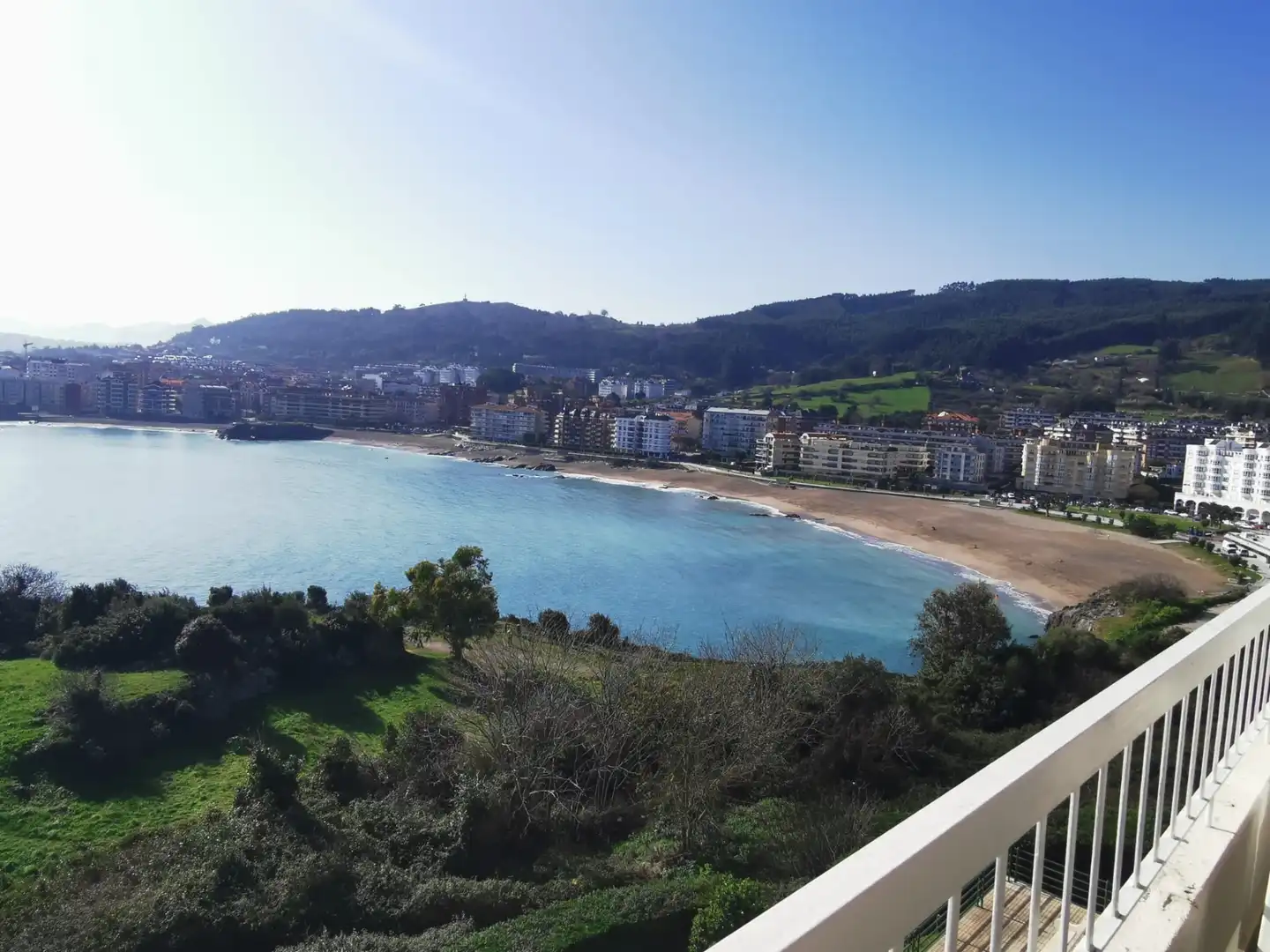 Vista exterior de Piso en venta en Castro-Urdiales con Calefacción, Terraza y Amueblado