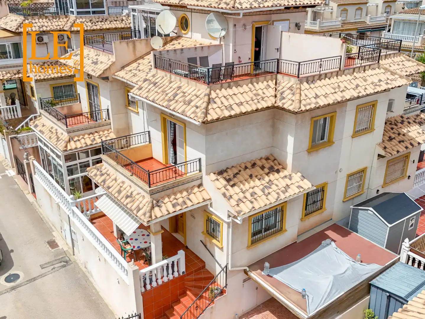 Vista exterior de Casa adosada en venda en Orihuela amb Aire condicionat, Jardí privat i Moblat