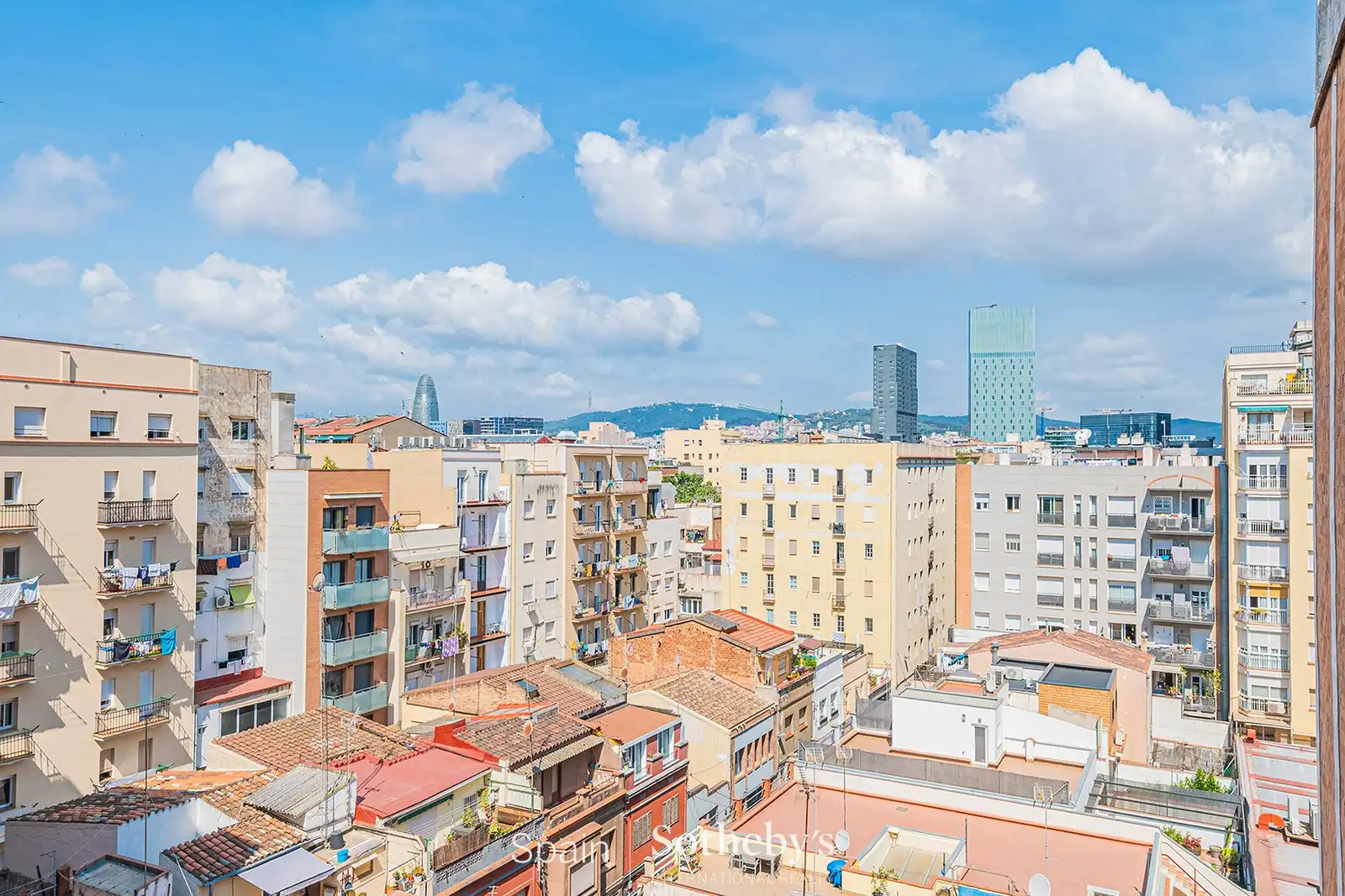 Vista exterior de Àtic en venda en Barcelona amb Aire condicionat, Calefacció i Terrassa