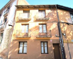 Vista exterior de Casa o xalet en venda en León Capital  amb Calefacció i Jardí privat