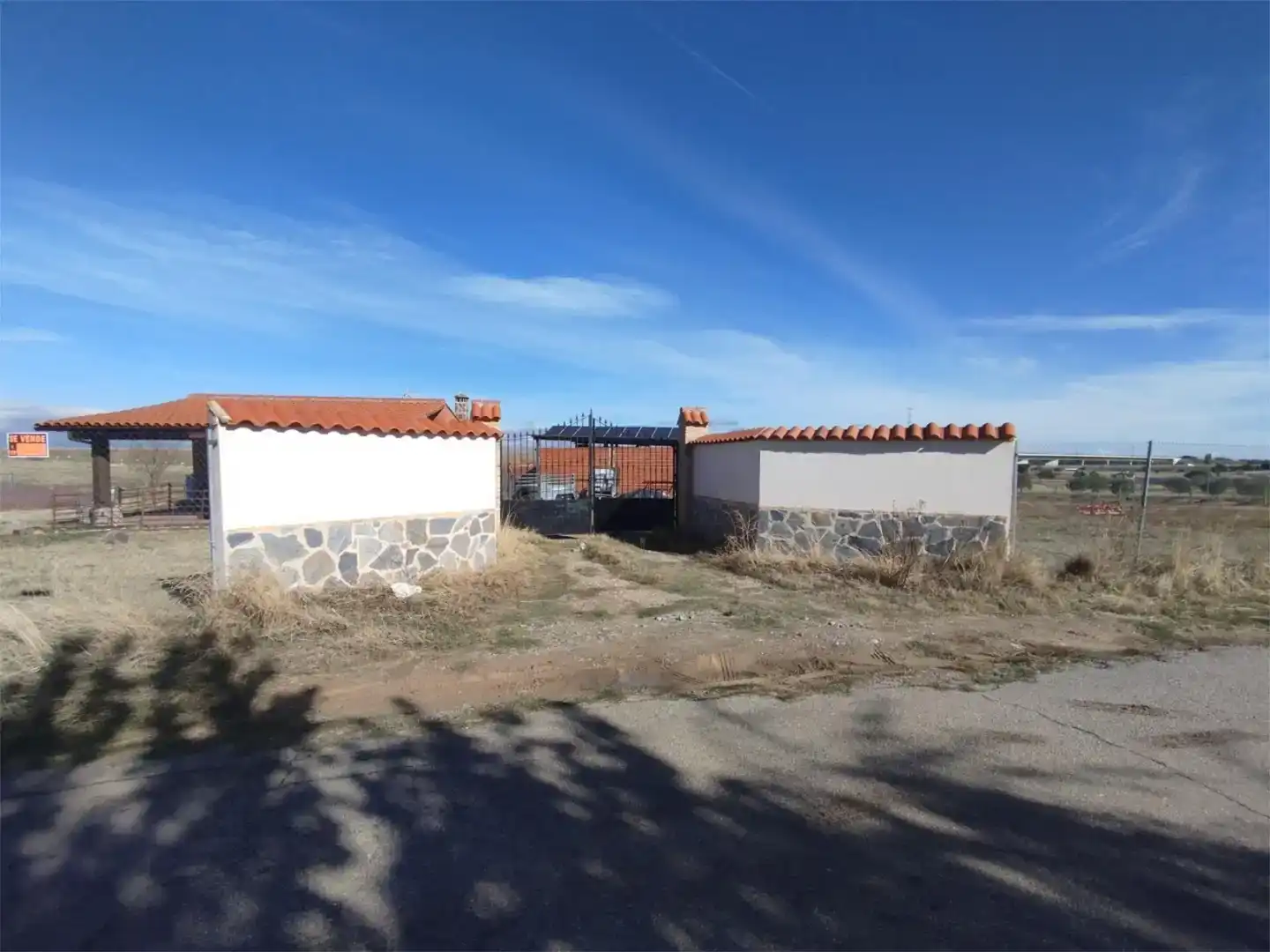 Vista exterior de Finca rústica en venda en Casatejada amb Jardí privat, Traster i Moblat