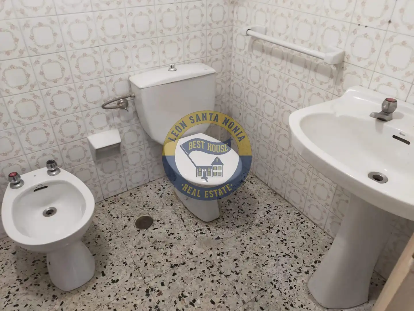 Bathroom of Flat for sale in Mansilla de las Mulas  with Private garden, Terrace and Storage room