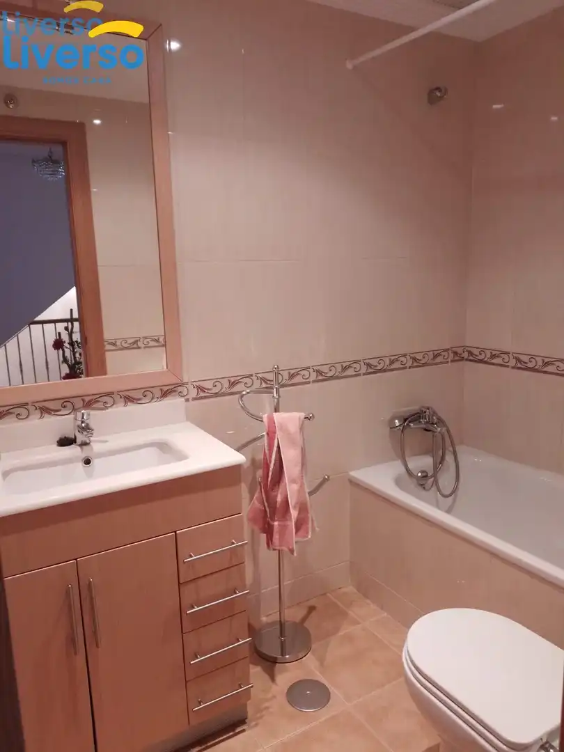 Badezimmer von Einfamilien-Reihenhaus zum Verkauf in Pradoluengo mit Heizung, Privatgarten und Parkett