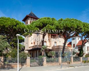 Vista exterior de Casa o xalet de lloguer en Sant Vicenç de Montalt amb Aire condicionat, Terrassa i Piscina