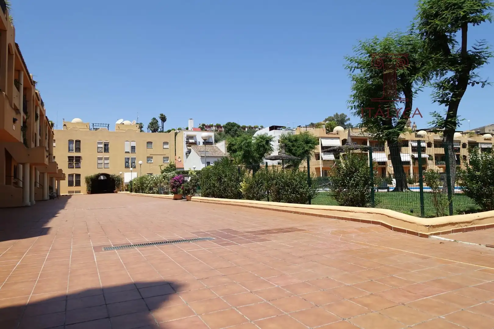 Außenansicht von Einfamilien-Reihenhaus zum Verkauf in San Juan de Aznalfarache mit Klimaanlage, Heizung und Privatgarten