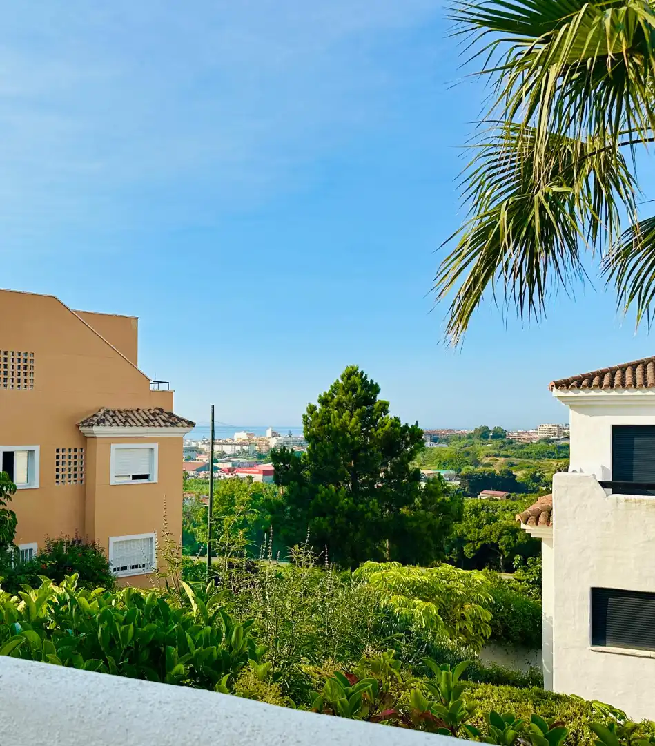 Außenansicht von Wohnung zum Verkauf in Estepona mit Terrasse, Abstellraum und Ofen
