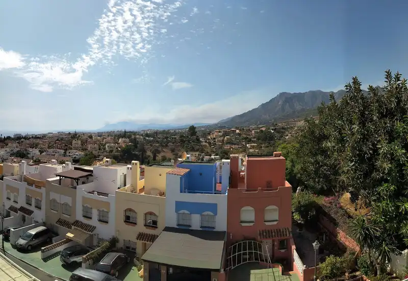 Vista exterior de Casa adosada en venda en Marbella amb Aire condicionat, Terrassa i Piscina