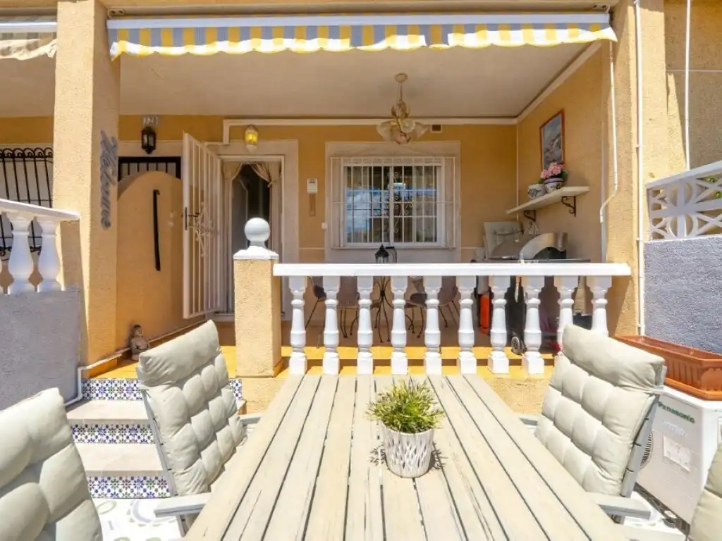 Terrasse von Einfamilien-Reihenhaus zum Verkauf in Torrevieja mit Klimaanlage, Privatgarten und Schwimmbad