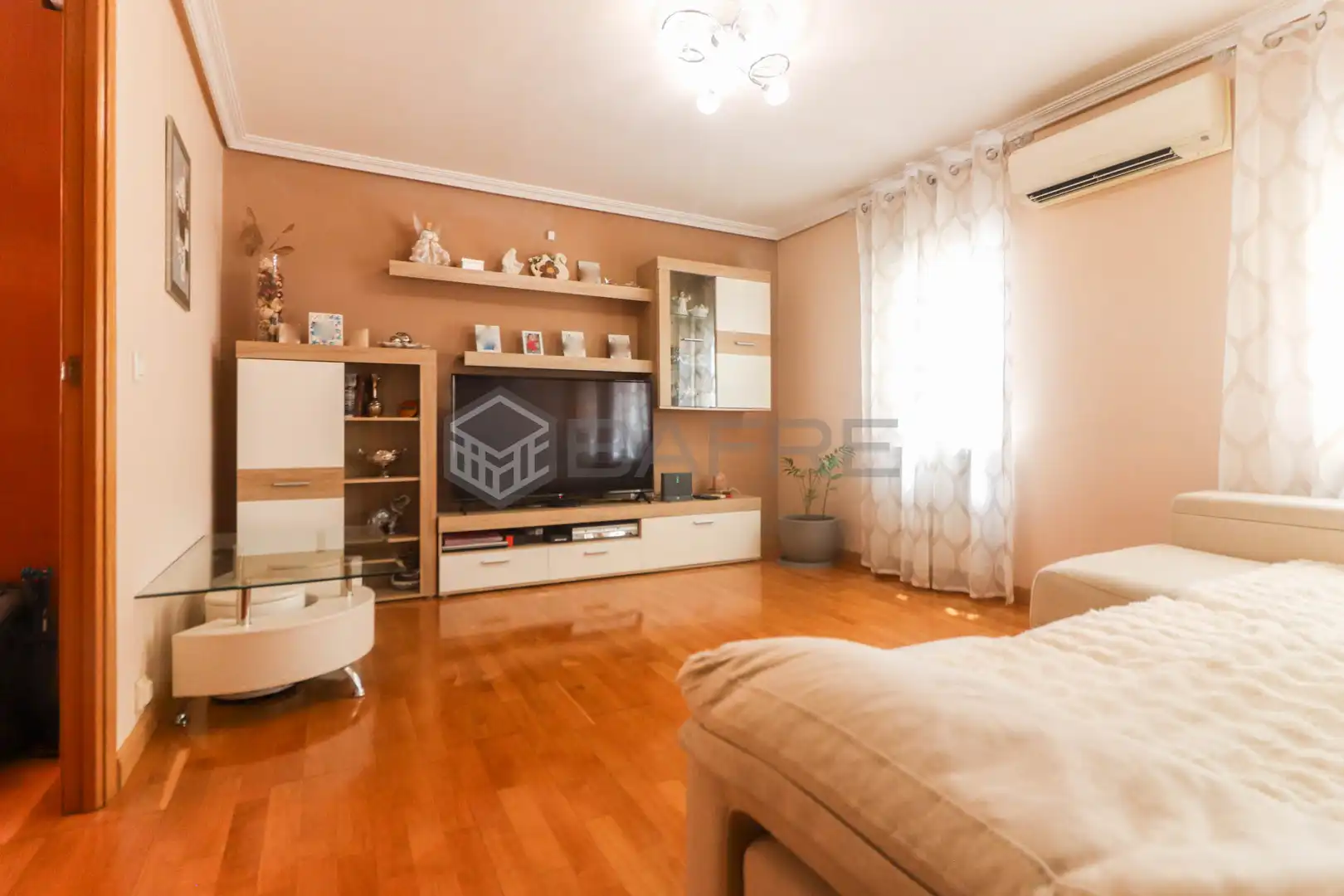 Living room of Flat for sale in Madrid  with Air Conditioner, Heating and Parquet flooring